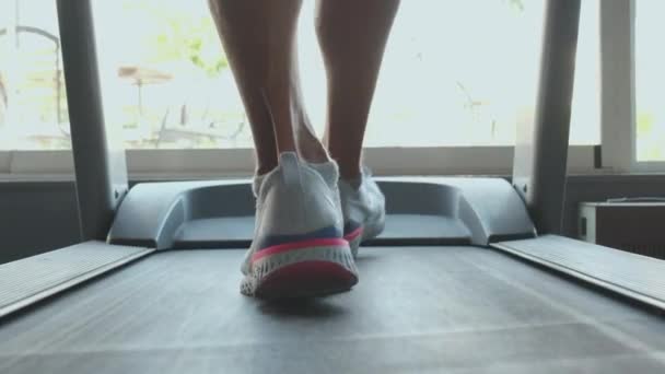 Мужские Ноги Кроссовках Nike Беговой Дорожке Напротив Яркого Окна 2022 — стоковое видео