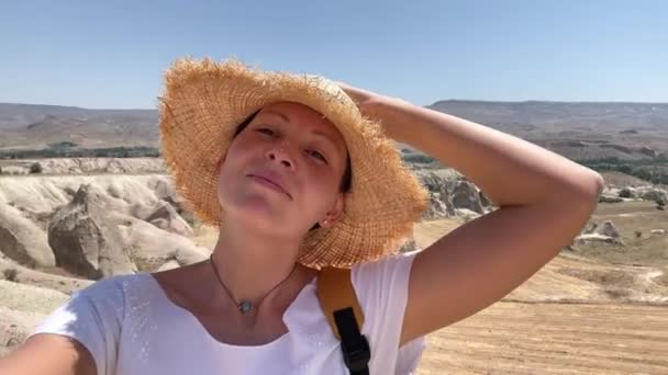 自然を背景に自撮り動画を作る藁帽子の幸せな若い女性 そうだ 高品質4K映像 — ストック動画