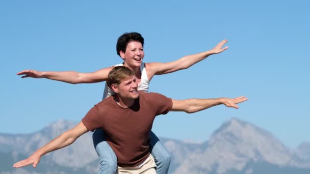 Happy Man Carries His Girlfriend His Back Beach Couple Love — Vídeo de Stock