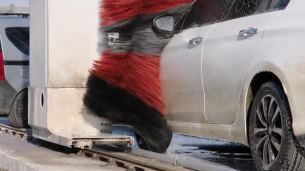 外の自動ブラシ車の洗浄システム 4K映像 — ストック動画