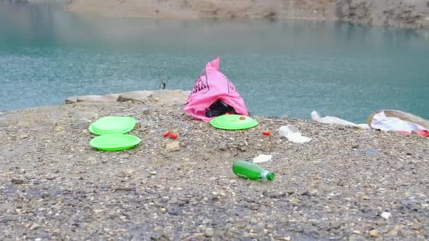 Πλαστικά Σκουπίδια Μεταχειρισμένες Τσάντες Πιάτα Βρίσκονται Στην Όχθη Της Λίμνης — Αρχείο Βίντεο
