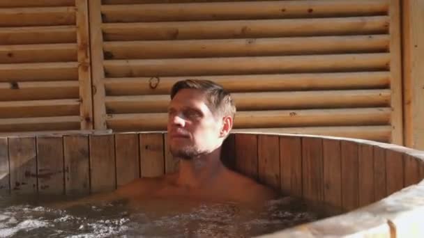 Man Relaxing Wooden Hot Tub Outdoor — Vídeo de Stock