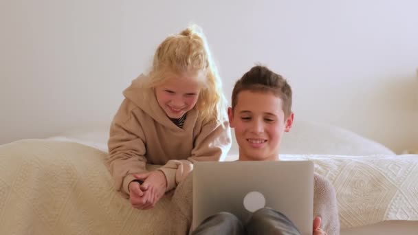 Мальчик Девочка Подросток Используют Ноутбук Веселятся Валяют Дурака Дома Кадров — стоковое видео