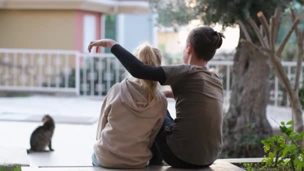 Vedere Din Spate Unor Adolescenți Îndrăgostiți Băiatul Pune Mâna Umărul — Videoclip de stoc