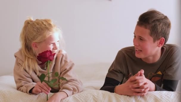 Teen Love Date First Kids Love Teenager Boy Giving Flower — Stockvideo