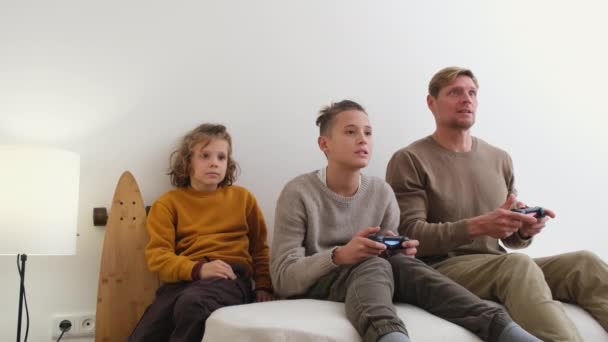 Батько Діти Проводять Час Разом Тато Сини Джойстики Грають Відеоігри — стокове відео
