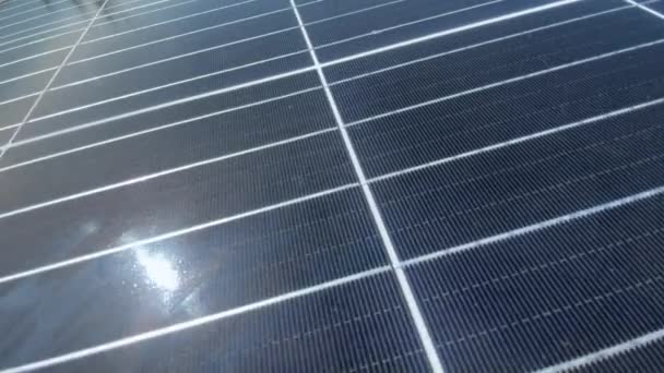 太陽電池だ 携帯型太陽電池パネルの上に近い飛行 太陽エネルギーと環境 4K映像 — ストック動画