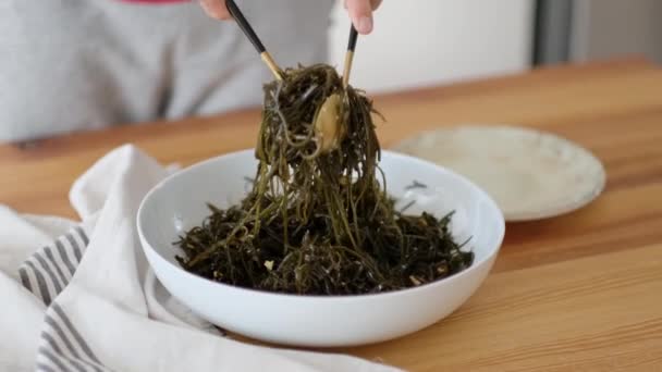 Bowl Seaweed Salad Wooden Table Man Prepares Seaweed Salad Home — ストック動画
