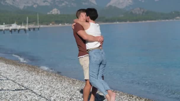 恋爱中的一对快乐的情侣在沙滩上散步 成熟男人纺纱女人 4K镜头 — 图库视频影像