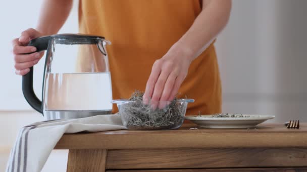 Woman Preparing Seaweed Salad Girl Soaking Dry Kelp Laminaria Hot — Stockvideo
