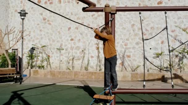 Rapaz Cabelos Encaracolados Alegre Jogar Escalada Parque Infantil Feliz Infância — Vídeo de Stock