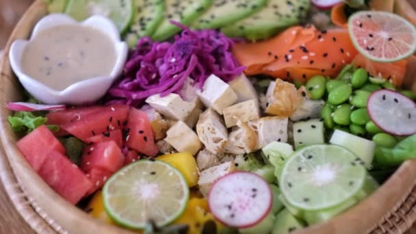 Vista Superior Tigela Almoço Frutas Vegetais Coloridos Arco Íris Alimentação — Vídeo de Stock
