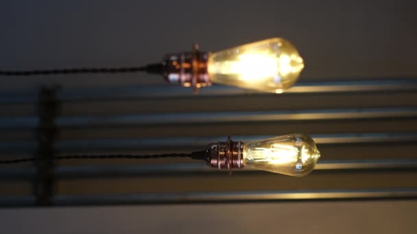 Bränner Snygga Glödlampor Minimalistisk Inredning Ekonomisk Glödlampa Hängande Från Taket — Stockvideo