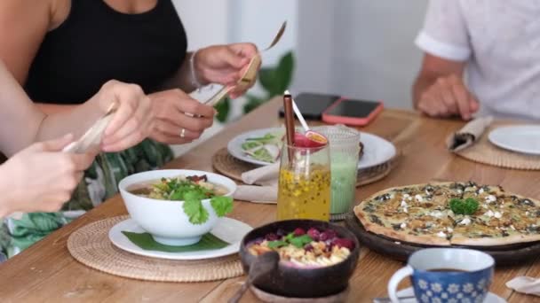 Cropped Shot Unrecognizable Women Men Eating Vegetarian Restaurant Footage — Stockvideo