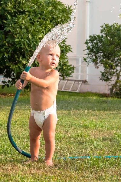 夏に屋外で水のホースで遊んで子供の男の子 幸せな子供時代 高品質の写真 — ストック写真