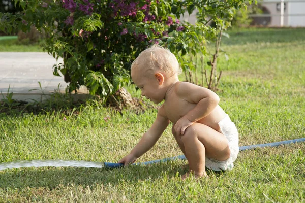 夏に屋外で水のホースで遊んで子供の男の子 幸せな子供時代 高品質の写真 — ストック写真