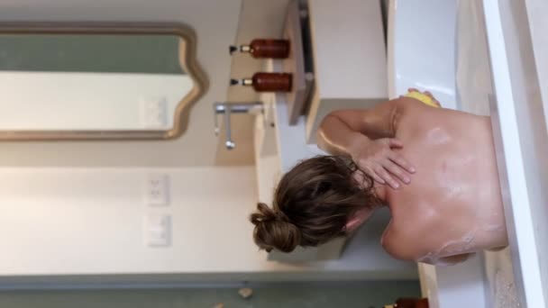 Hezká Dívka Pomocí Tělové Žínky Při Horké Koupeli Doma Žena — Stock video