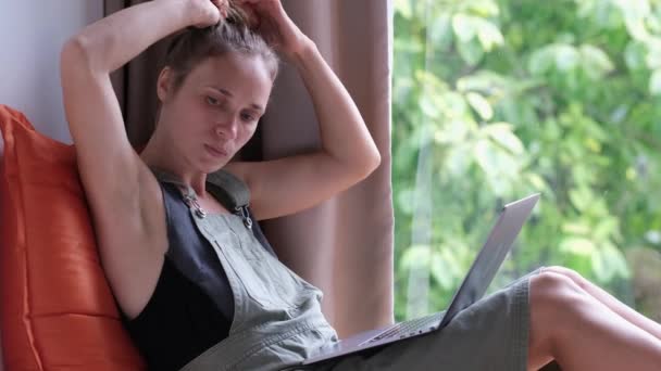 Woman Working Laptop Computer While Sitting Windowsill Cozy Atmosphere Footage — Αρχείο Βίντεο