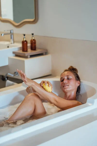 Pretty Girl Using Body Washcloth While Taking Hot Bath Home — 스톡 사진