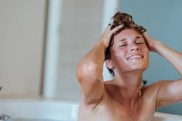 Piękna Młoda Kobieta Bierze Gorącą Kąpiel Myje Długie Włosy Szamponem — Zdjęcie stockowe