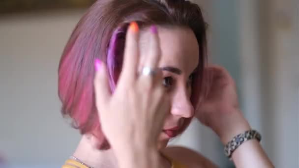 Retrato Una Hermosa Mujer Pie Frente Espejo Disfrutando Hermoso Peinado — Vídeos de Stock