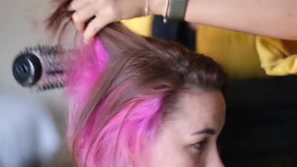 处理风格的头发 女发型师用吹风机做发型 4K镜头 — 图库视频影像