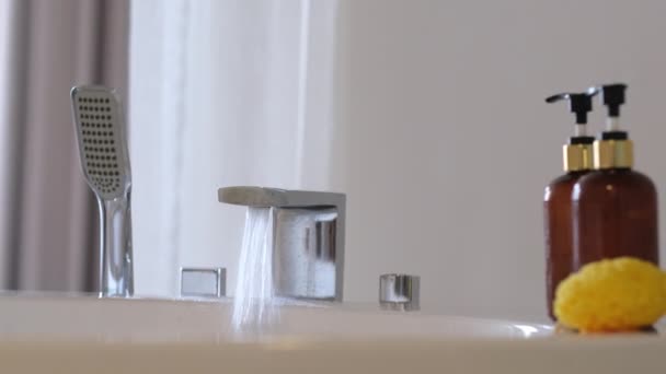 Bath Mengisi Dengan Air Keran Produk Kosmetik Kamar Mandi Liburan — Stok Video