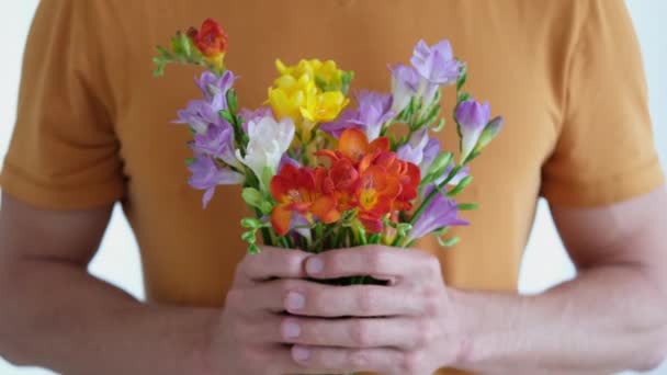 Vue Face Des Mains Homme Donnant Bouquet Mignon Fleurs Printemps — Video