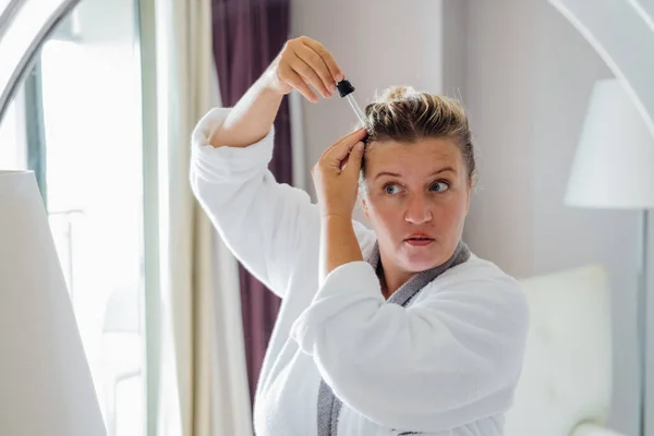 Frau Trägt Auf Ihr Haar Mit Pipette Auf Pflege Von — Stockfoto