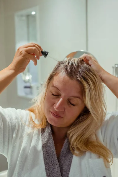 Frau Trägt Auf Ihr Haar Mit Pipette Auf Pflege Von — Stockfoto