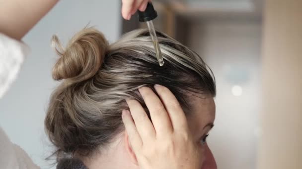 Женщина Пипеткой Намазывает Волосы Маслом Красота Уход Кожей Головы Волосами — стоковое видео