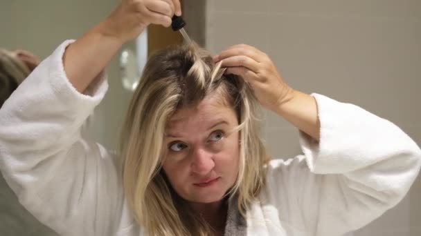 Frau Trägt Auf Ihr Haar Mit Pipette Auf Schönheit Die — Stockvideo