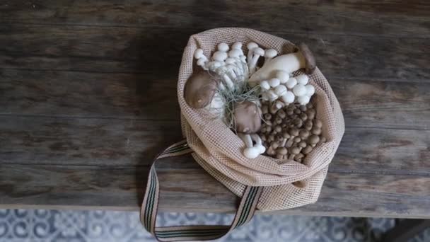 各种可食用的亚洲蘑菇 伊诺基 什米基 皇家牡蛎蘑菇在生态袋里 一组蔬菜 暗相片自然光 有选择的重点 — 图库视频影像
