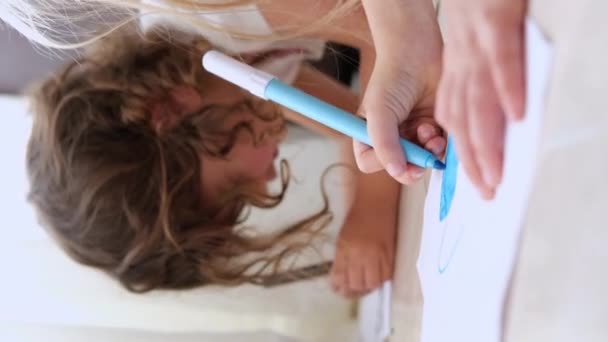 Lindos Niños Niñas Que Yacen Suelo Dibujo Con Marcadores Color — Vídeos de Stock