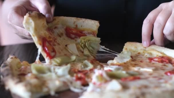 Kobieta Bierze Kawałek Gorącej Pizzy Kobieta Jedząca Pizzę Kawiarni Pyszne — Wideo stockowe