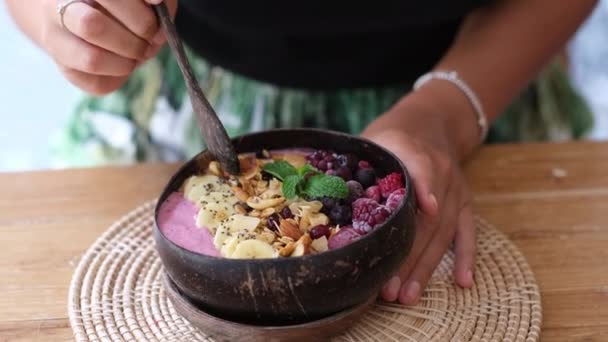 Mujer Comiendo Batido Bayas Con Semillas Frutas Granola Taza Coco — Vídeo de stock