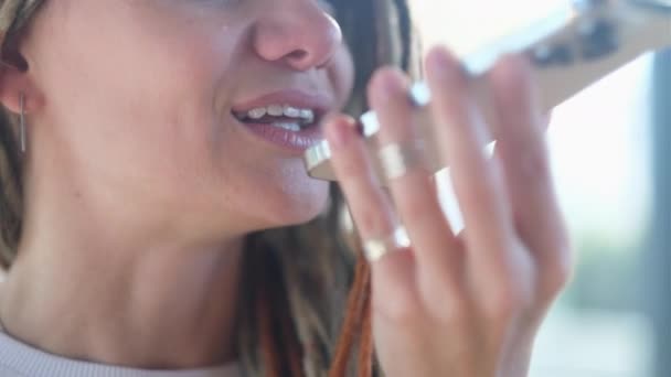 Mujer Recortada Con Dientes Blancos Perfectos Grabando Mensaje Audio Teléfono — Vídeo de stock