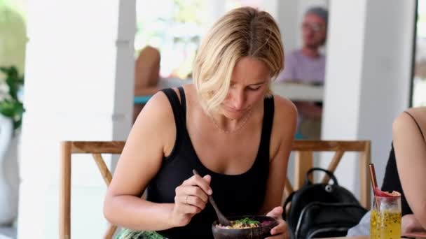 Femme Mangeant Smoothie Aux Baies Avec Des Graines Fruits Granola — Video