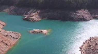 Güzel kanyon üzerindeki köprüde hava manzarası ve turkuaz tatlı suyla dolu bir nehir. Doğa yolculuğu geçmişi. Dimchay Nehri 'nde kuş bakışı bir baraj..