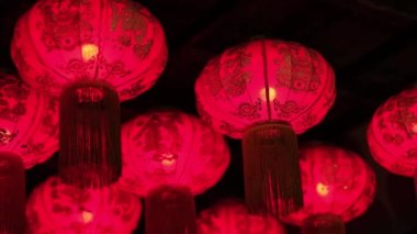 Kırmızı Çin fenerleri gece aydınlanıyordu. Çin Yeni Yıl Dekorasyonları.