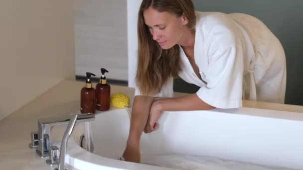 女人摸着水准备洗澡家庭疗养温泉 福利和自我照顾的概念 美容常规 — 图库视频影像