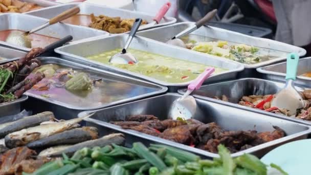 Διανομή Έτοιμων Τροφίμων Στην Κινητή Ασιατική Αγορά Δρόμου — Αρχείο Βίντεο