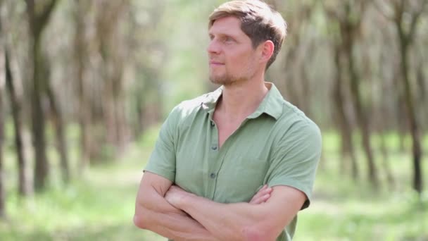 Yeşil Yaz Parkında Güneş Işığına Eşlik Eden Genç Bir Adam — Stok video