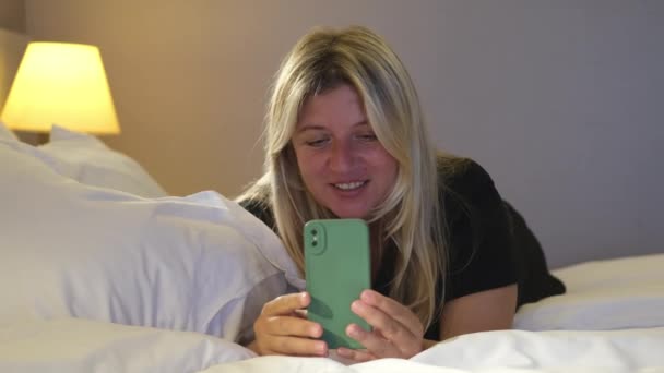 Blond Mladá Žena Leží Večer Posteli Mluví Mobilním Telefonu Svým — Stock video