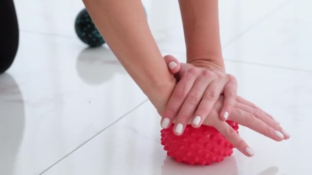 妇女手压在小球上 以减轻手臂疼痛 按摩小肌肉和手部疼痛 进行运动以减轻肌肉和关节疼痛 肌肉松驰和伸展 — 图库视频影像