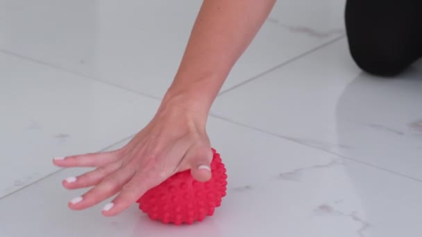 Γυναίκα Χέρια Πιέζοντας Μικρή Μπάλα Για Την Ανακούφιση Του Πόνου — Αρχείο Βίντεο