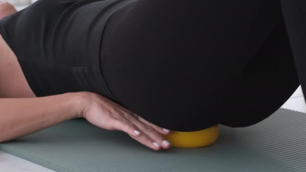 Frau Liegt Auf Kleinen Kugeln Rückenschmerzen Beseitigen Massiert Steife Muskeln — Stockvideo