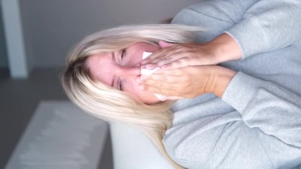 Mujer Rubia Infeliz Que Sufre Frío Alergia Sonándose Nariz Gripe — Vídeo de stock