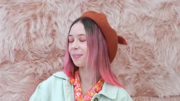 모자를 분홍색 미소를 카메라를 유행적 스타일의 — 비디오