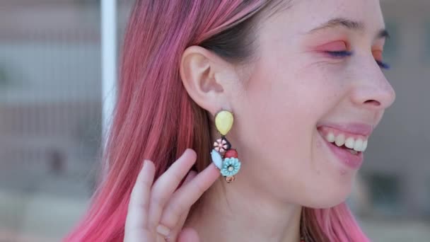 Güzel Genç Şık Pembe Saçlı Kız Mücevherleri Düzeltiyor — Stok video